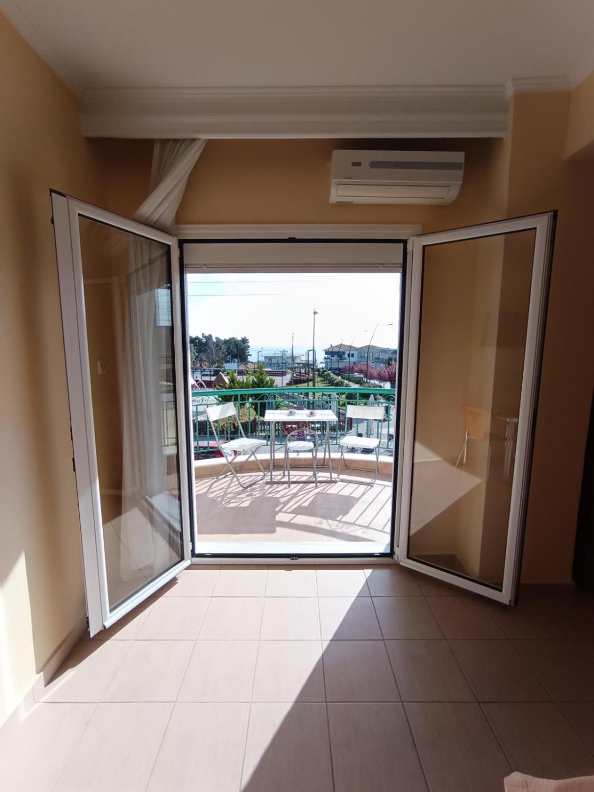 με θέα/domatia Me Thea Nea Iraklia